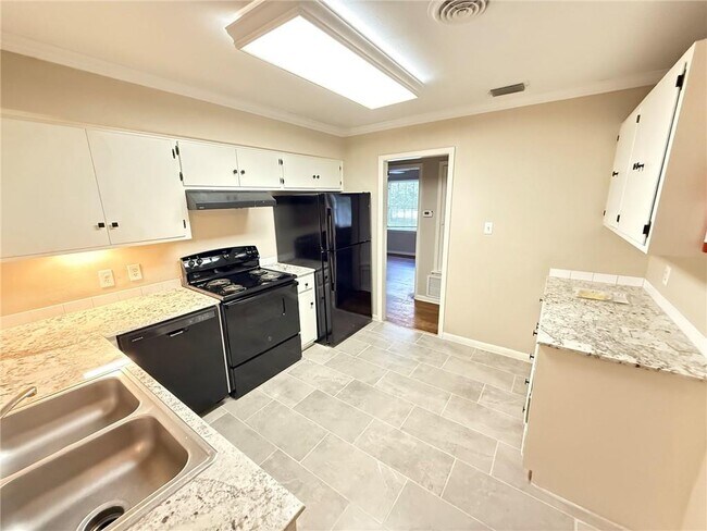 Building Photo - 108 S Hilltop Dr