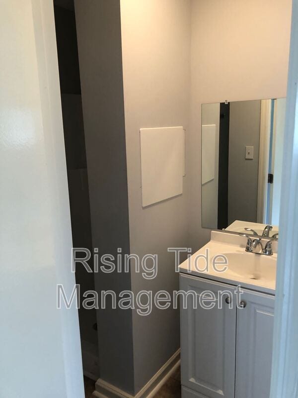 Building Photo - 928 5 Mile Rd