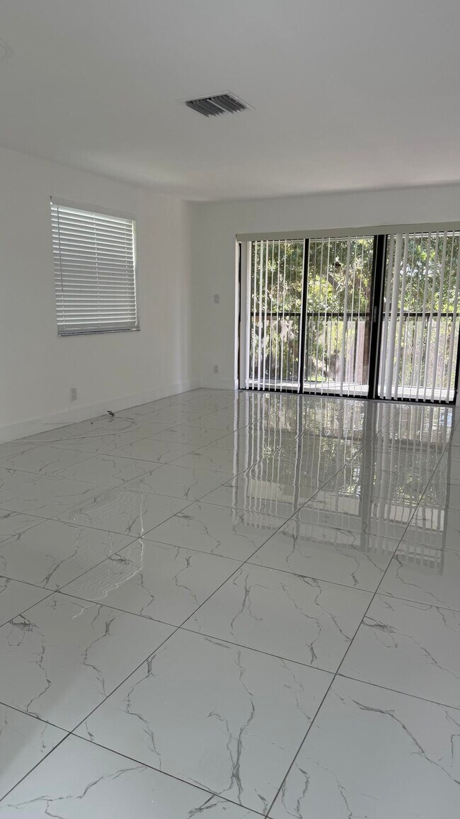 Building Photo - 4805 Arjaro Dr