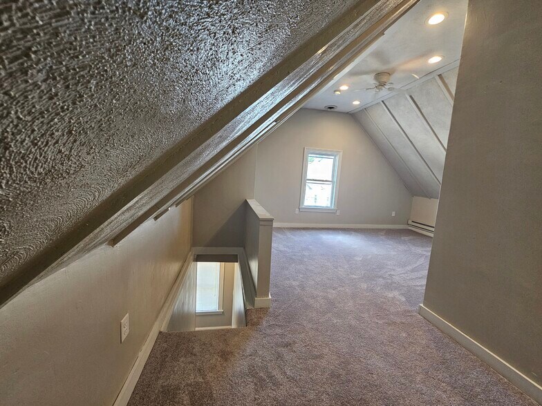 Building Photo - 33 Linden St