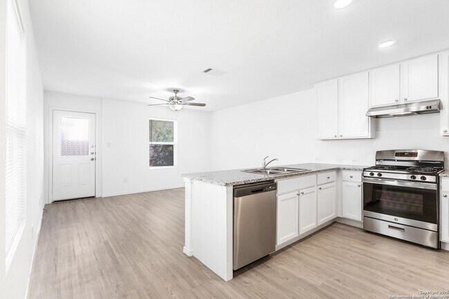 Building Photo - Charming Home Awaits: Spacious & Modern Living in a Prime Location