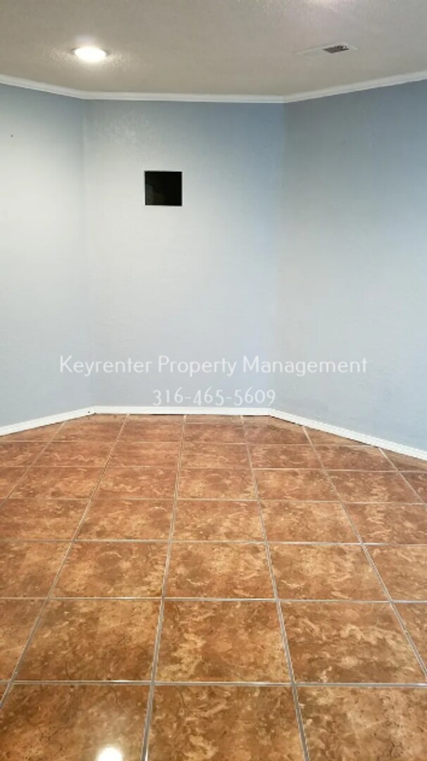 Building Photo - Spacious 4 Bedroom 2 Bathroom House