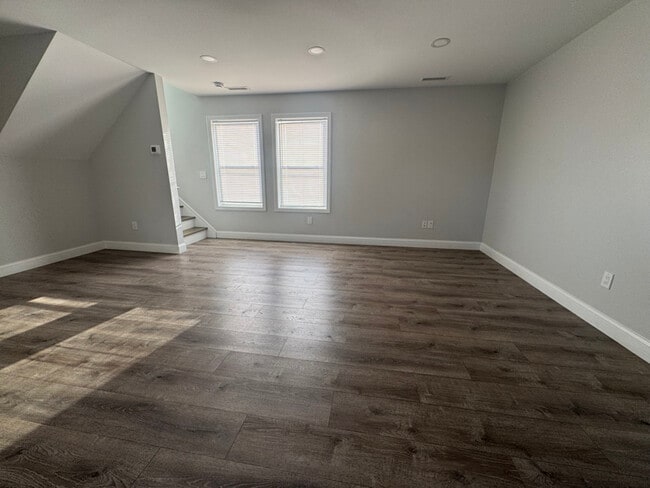 Building Photo - 10 Bouton St