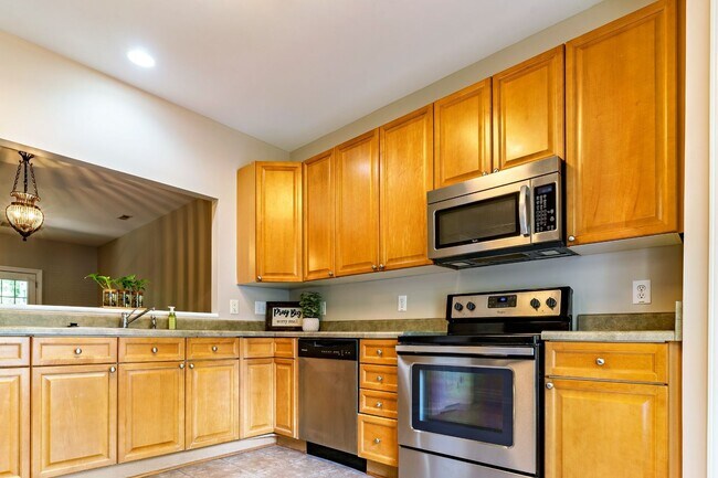 Building Photo - Move-In Ready End-Unit Townhome with Two Private Suites in the Heart of Rolesville!