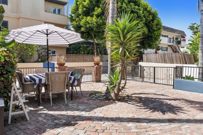 Front shared courtyard - 23 Buccaneer St