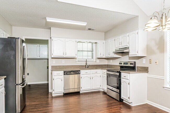 Building Photo - 5599 Annandale Dr