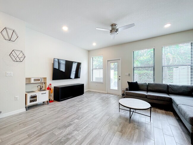 Building Photo - 2757 Troubadour St