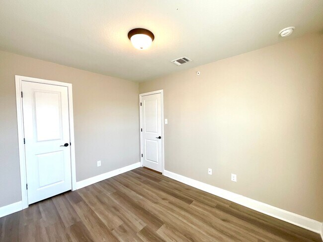 Building Photo - **APPLICATION RECEIVED** Three Bedroom Townhome in Prime Location! Close to New IKEA, I-35, Forum...