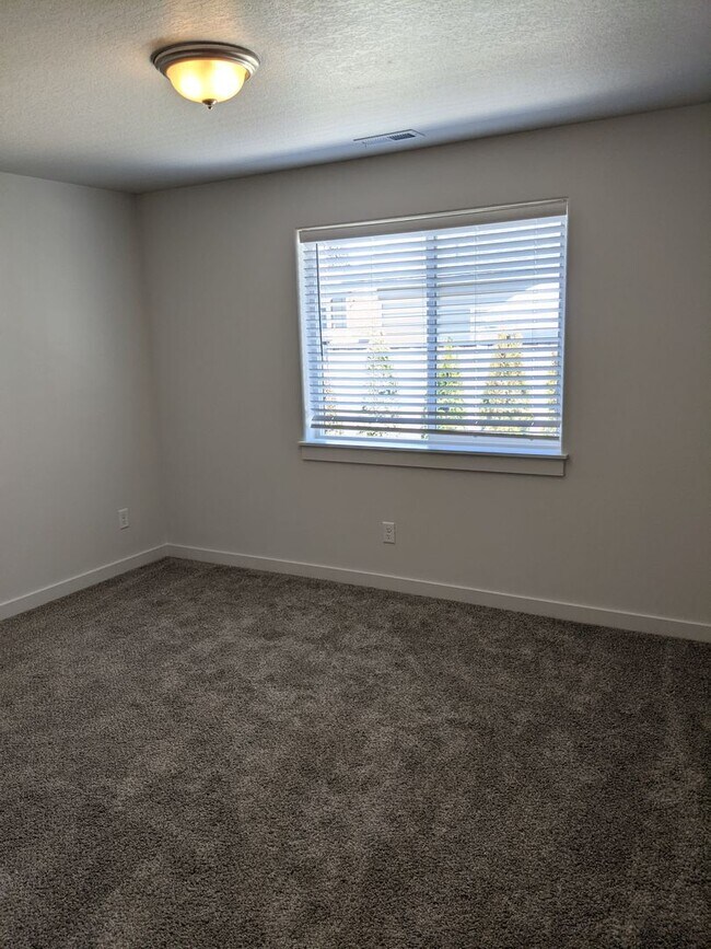 Building Photo - Fantastic 3-Bedroom, 2-Bath Home in Springfield