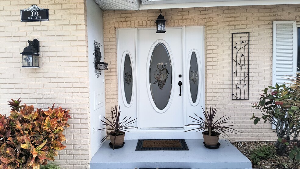 Building Photo - 910 Juno Dr