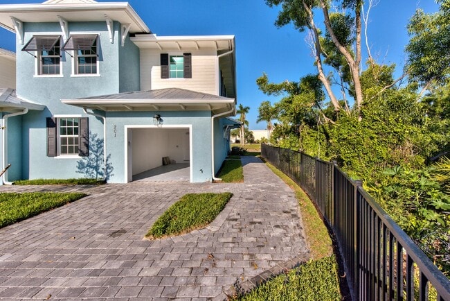 Building Photo - 3 BEDROM 3 BATH TOWNHOUSE IN VILLA MAR BON...