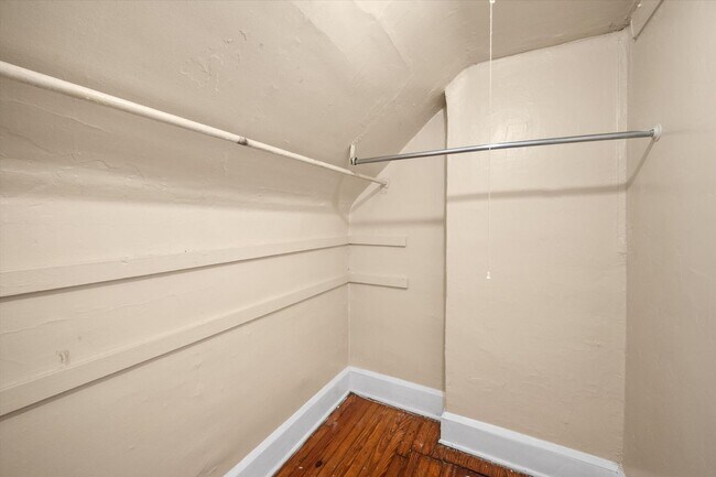 Building Photo - Spacious 4BR/2BA Home with Hardwood Floors Throughout!