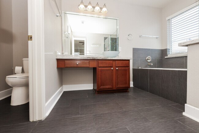 Building Photo - 16021 Summerville Lake Dr