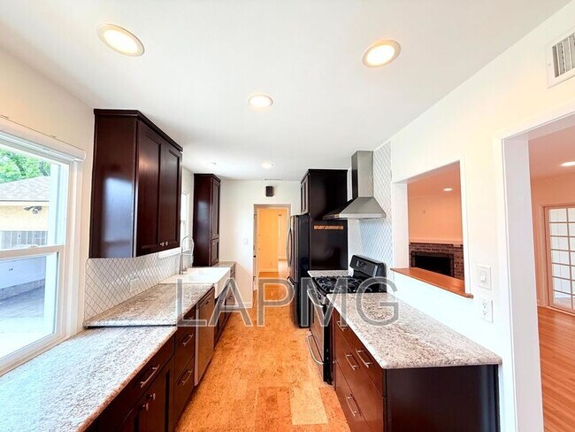 Building Photo - 16457 Gledhill St