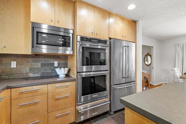 Building Photo - Stunning home located is sought after Northgate!
