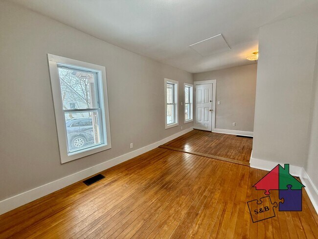 Building Photo - 32 Hall St