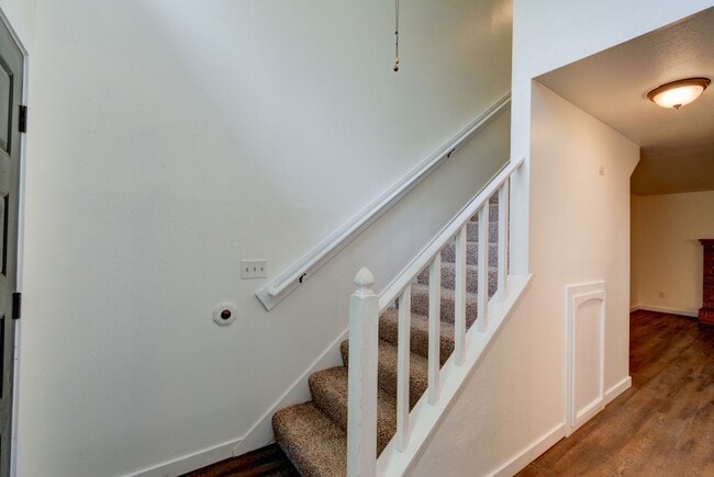 Building Photo - 3 Bedroom/2.5 bathroom townhouse centrally located Oak Harbor