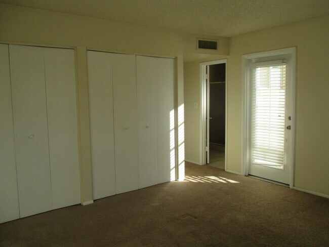 Building Photo - Tempe 4 Bed 2 Bath Includes Pool & Landscaping - Great Location