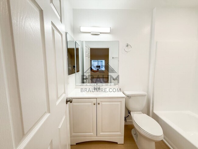 Building Photo - 5245 Riverton Ave