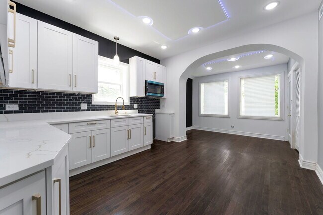 Building Photo - 1414 S 58th Ave