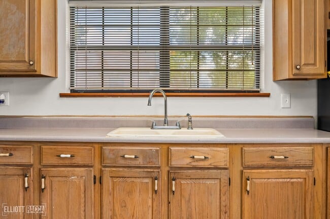 Building Photo - Check Out this 2 bed 1 bath in Alexandria