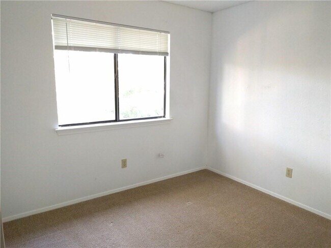 Building Photo - 1707 Honeysuckle Ln