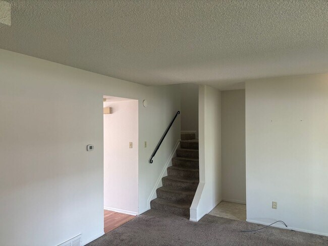 Building Photo - Updated 3bd/2.5ba Townhome in Lakewood