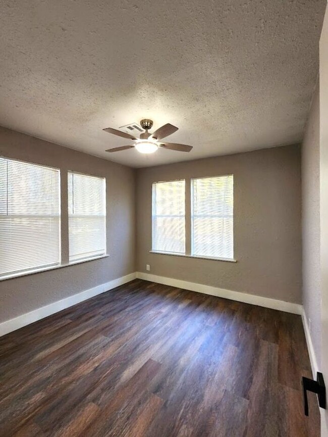 Building Photo - Fantastic 1 Bed 1 Bath Duplex in Shartel B...