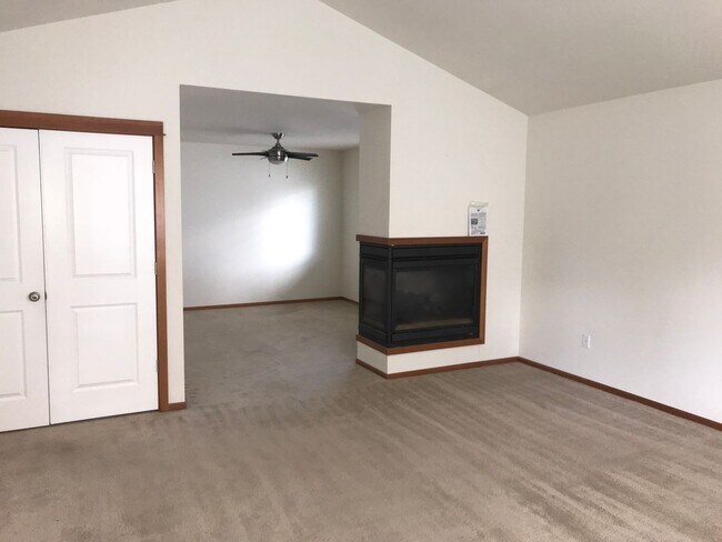 Building Photo - Beautifully Updated 4-Bedroom Home in Desi...