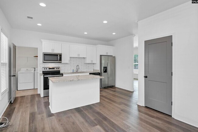 Building Photo - 2035 Rosewood Dr