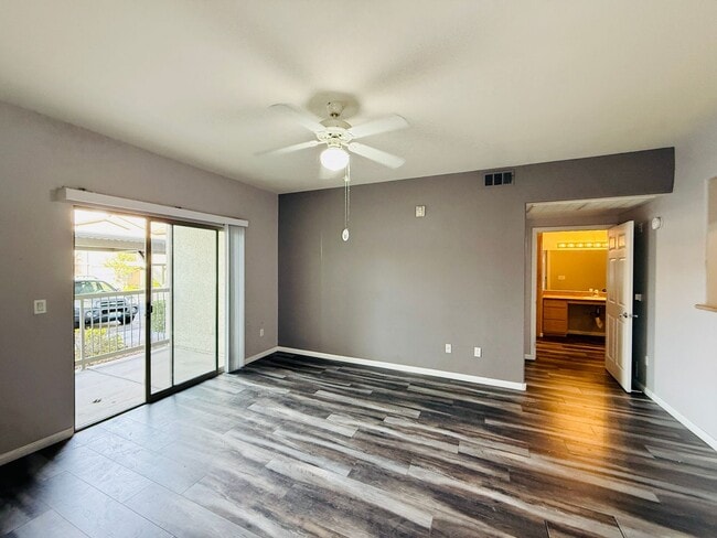 Building Photo - Beautiful, modern ground-floor 1 bed/1 bath condo in a gated SW community!