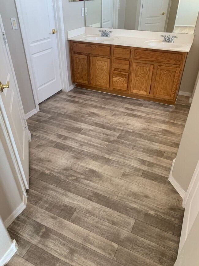 Building Photo - Updated 4 bed/2 bath in Great Location