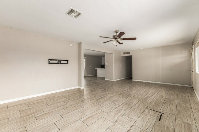 Building Photo - 1310 W Romo Jones St