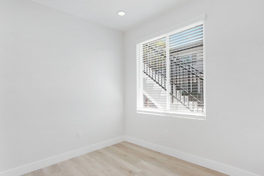 Building Photo - 10442 Lampson Ave