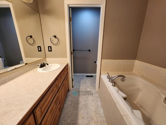 Building Photo - 2804 W Rogers Ct