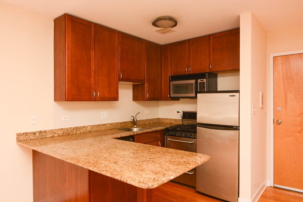 Building Photo - 675 W Wrightwood Ave