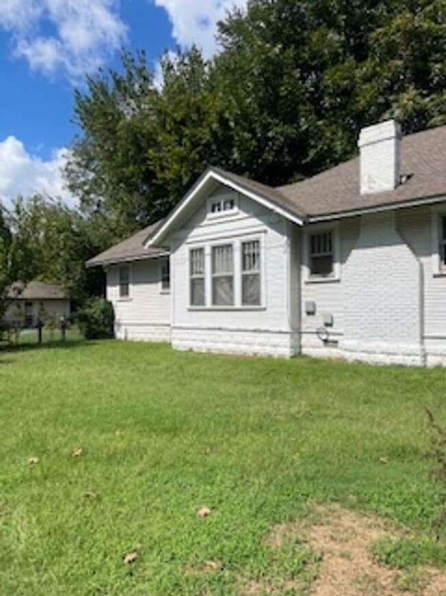 Building Photo - Nice Large Two Bed/One Bath Home/Detached ...