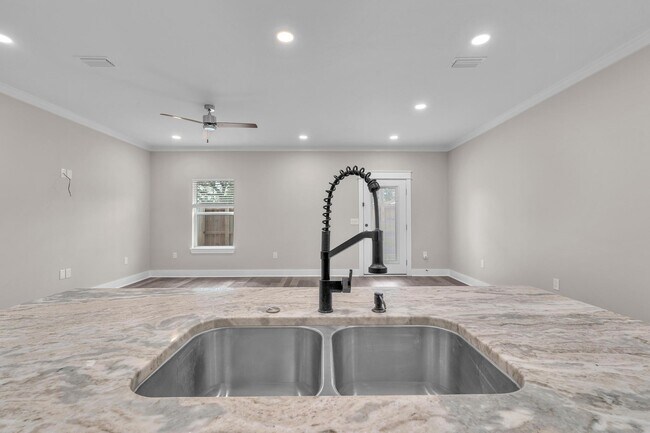 Building Photo - 2 2nd St