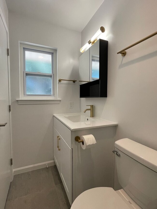 Building Photo - Gorgeous FULLY REMODELED 3 Bedroom/2Bath