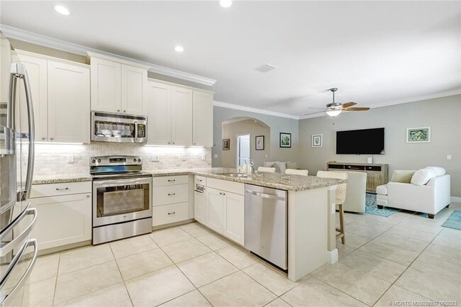 Building Photo - 521 NE Abaca Way