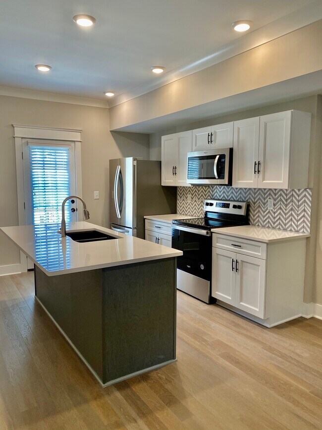 Building Photo - 1001 Thomas Ave