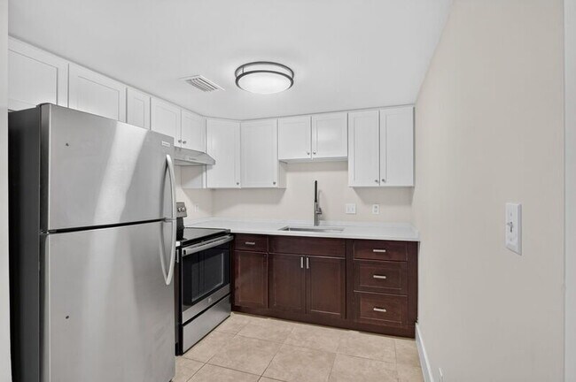 Building Photo - 975 9th Ave S