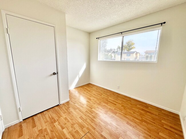 Building Photo - Beautifully Updated 3B 1BA Unit in Lemon G...