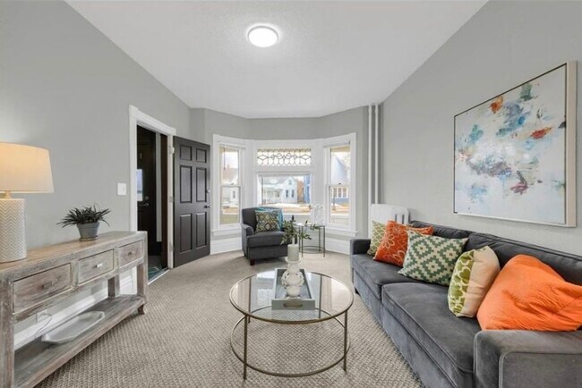 Building Photo - 1055 7th St W