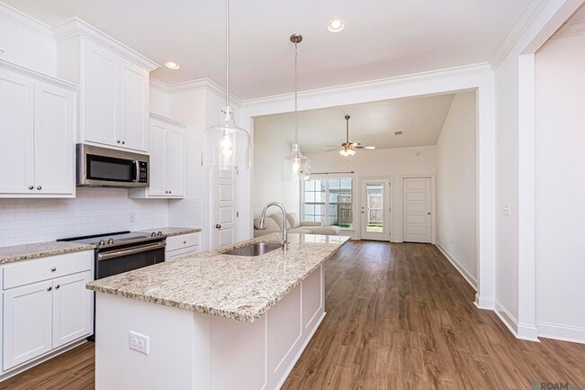 Building Photo - 8120 Stonelake Cir Ave E