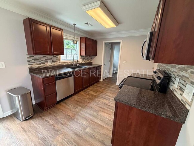 Building Photo - FANTASTIC 3 BEDROOM, 2.5 BATHROOM HOME IN S. KNOXVILLE!!