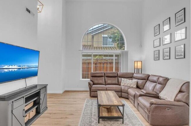 Building Photo - 3-Bed Bright Morgan Hill Home in a Desirable Neighborhood