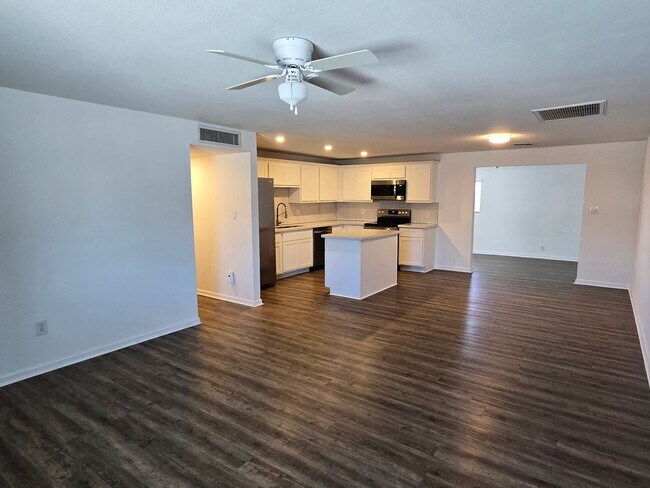 Building Photo - 3-bedroom by New Re-developed Paradise Val...