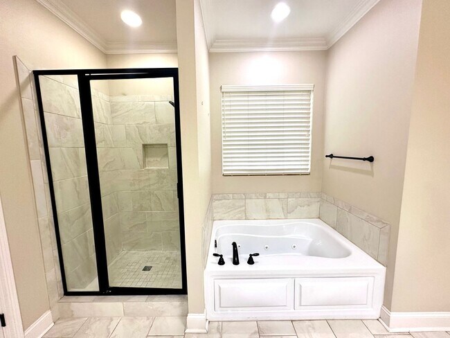Building Photo - 43283 Pond View Dr