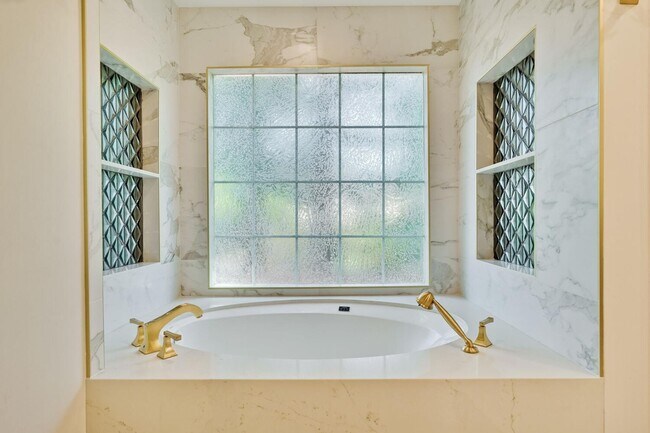 Building Photo - Beautiful and spacious 3 bedroom 2.5 bath ...
